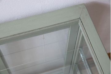 ペイント家具　4面ガラス!落ち着きのある色合いの小振りなガラスケース(ガラスケース・ショーケース)
