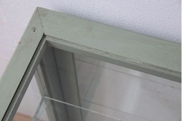 ペイント家具　4面ガラス!落ち着きのある色合いの小振りなガラスケース(ガラスケース・ショーケース)