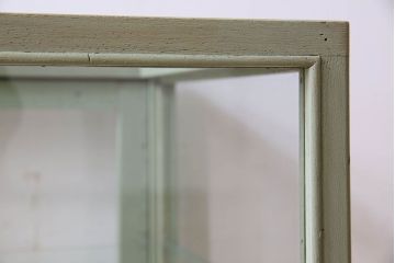 ペイント家具　4面ガラス!落ち着きのある色合いの小振りなガラスケース(ガラスケース・ショーケース)