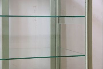 ペイント家具　4面ガラス!落ち着きのある色合いの小振りなガラスケース(ガラスケース・ショーケース)