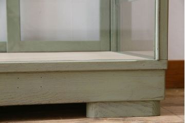 ペイント家具　4面ガラス!落ち着きのある色合いの小振りなガラスケース(ガラスケース・ショーケース)