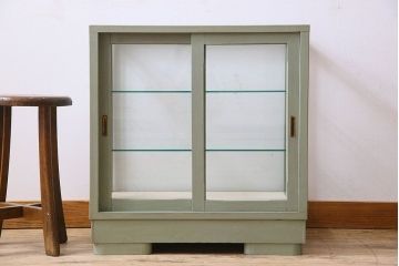 ペイント家具　4面ガラス!落ち着きのある色合いの小振りなガラスケース(ガラスケース・ショーケース)