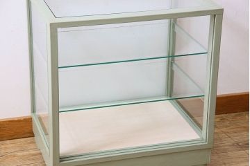 ペイント家具　4面ガラス!落ち着きのある色合いの小振りなガラスケース(ガラスケース・ショーケース)