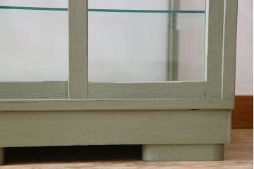 ペイント家具　4面ガラス!落ち着きのある色合いの小振りなガラスケース(ガラスケース・ショーケース)