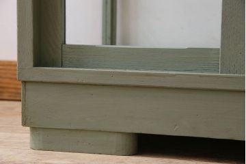 ペイント家具　4面ガラス!落ち着きのある色合いの小振りなガラスケース(ガラスケース・ショーケース)
