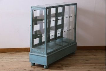 ペイント家具　アンティークペイントのマス目ガラスケース(ショーケース、収納棚、飾り棚、マス目棚)