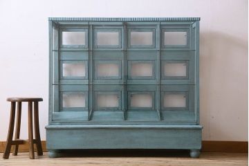 ペイント家具　アンティークペイントのマス目ガラスケース(ショーケース、収納棚、飾り棚、マス目棚)