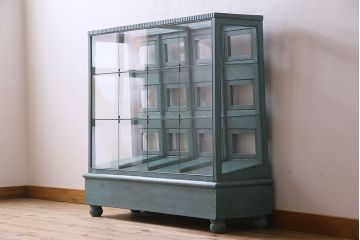 ペイント家具　アンティークペイントのマス目ガラスケース(ショーケース、収納棚、飾り棚、マス目棚)