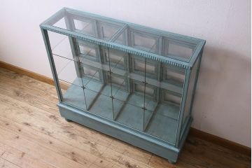 ペイント家具　アンティークペイントのマス目ガラスケース(ショーケース、収納棚、飾り棚、マス目棚)