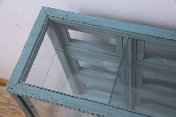 ペイント家具　アンティークペイントのマス目ガラスケース(ショーケース、収納棚、飾り棚、マス目棚)