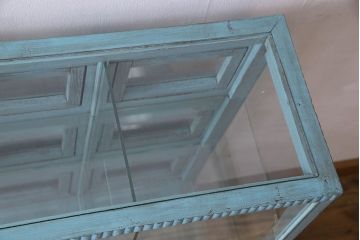 ペイント家具　アンティークペイントのマス目ガラスケース(ショーケース、収納棚、飾り棚、マス目棚)