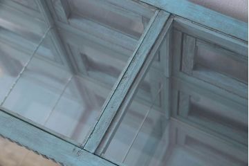 ペイント家具　アンティークペイントのマス目ガラスケース(ショーケース、収納棚、飾り棚、マス目棚)