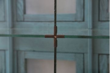 ペイント家具　アンティークペイントのマス目ガラスケース(ショーケース、収納棚、飾り棚、マス目棚)