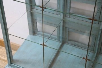 ペイント家具　アンティークペイントのマス目ガラスケース(ショーケース、収納棚、飾り棚、マス目棚)