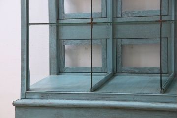 ペイント家具　アンティークペイントのマス目ガラスケース(ショーケース、収納棚、飾り棚、マス目棚)