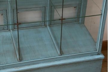 ペイント家具　アンティークペイントのマス目ガラスケース(ショーケース、収納棚、飾り棚、マス目棚)