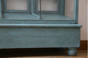 ペイント家具　アンティークペイントのマス目ガラスケース(ショーケース、収納棚、飾り棚、マス目棚)