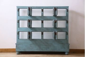 ペイント家具　アンティークペイントのマス目ガラスケース(ショーケース、収納棚、飾り棚、マス目棚)