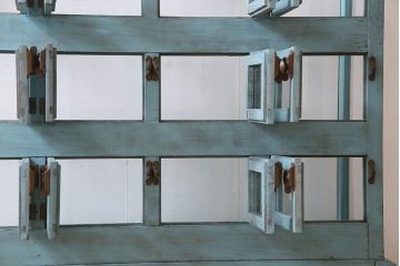 ペイント家具　アンティークペイントのマス目ガラスケース(ショーケース、収納棚、飾り棚、マス目棚)