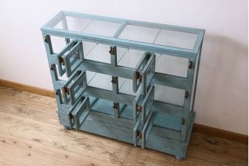 ペイント家具　アンティークペイントのマス目ガラスケース(ショーケース、収納棚、飾り棚、マス目棚)