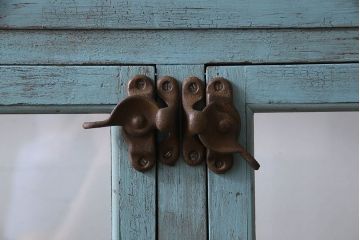 ペイント家具　アンティークペイントのマス目ガラスケース(ショーケース、収納棚、飾り棚、マス目棚)