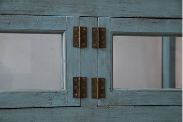 ペイント家具　アンティークペイントのマス目ガラスケース(ショーケース、収納棚、飾り棚、マス目棚)