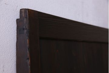 和製アンティーク　板目が魅力的な杉材の古い板戸(帯戸、建具)