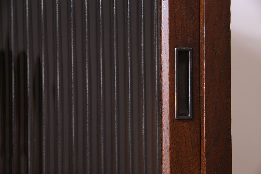 アンティーク家具　和製アンティーク　三方欅材!人気のモールガラス入りの収納棚(戸棚、食器棚、本箱、ブックケース)