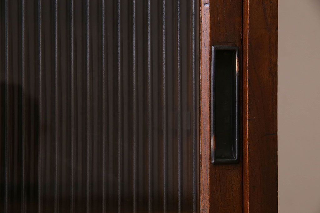 アンティーク家具　和製アンティーク　三方欅材!人気のモールガラス入りの収納棚(戸棚、食器棚、本箱、ブックケース)