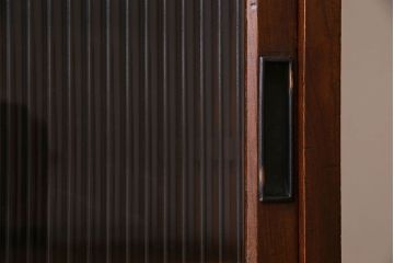 アンティーク家具　和製アンティーク　三方欅材!人気のモールガラス入りの収納棚(戸棚、食器棚、本箱、ブックケース)