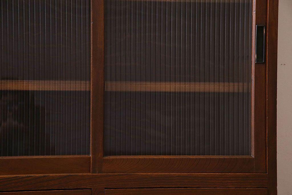 アンティーク家具　和製アンティーク　三方欅材!人気のモールガラス入りの収納棚(戸棚、食器棚、本箱、ブックケース)