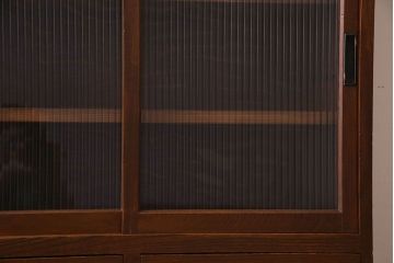 アンティーク家具　和製アンティーク　三方欅材!人気のモールガラス入りの収納棚(戸棚、食器棚、本箱、ブックケース)