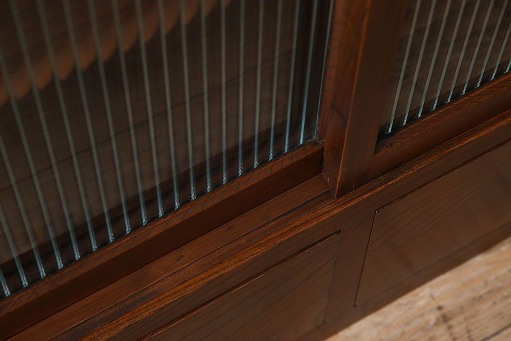 アンティーク家具　和製アンティーク　三方欅材!人気のモールガラス入りの収納棚(戸棚、食器棚、本箱、ブックケース)