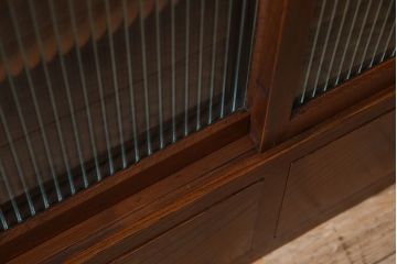 アンティーク家具　和製アンティーク　三方欅材!人気のモールガラス入りの収納棚(戸棚、食器棚、本箱、ブックケース)