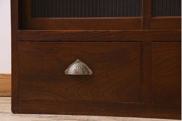 アンティーク家具　和製アンティーク　三方欅材!人気のモールガラス入りの収納棚(戸棚、食器棚、本箱、ブックケース)