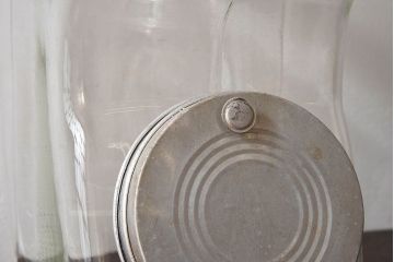 アンティーク雑貨　和製アンティーク　アルミ蓋付き　古いタバコ屋のレトロなガラス瓶(ガラスビン)