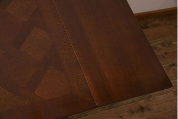 アンティーク家具　フランスアンティーク　パーケット天板　珍しい脚のデザインが印象的なエクステンションテーブル(ダイニングテーブル)