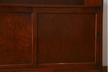 アンティーク家具　和製アンティーク　前面欅材　漆塗りが美しい戸棚(収納棚)
