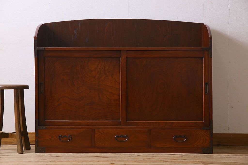 アンティーク家具　和製アンティーク　前面欅材　漆塗りが美しい戸棚(収納棚)