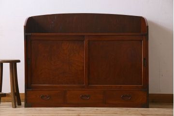 アンティーク家具　和製アンティーク　前面欅材　漆塗りが美しい戸棚(収納棚)