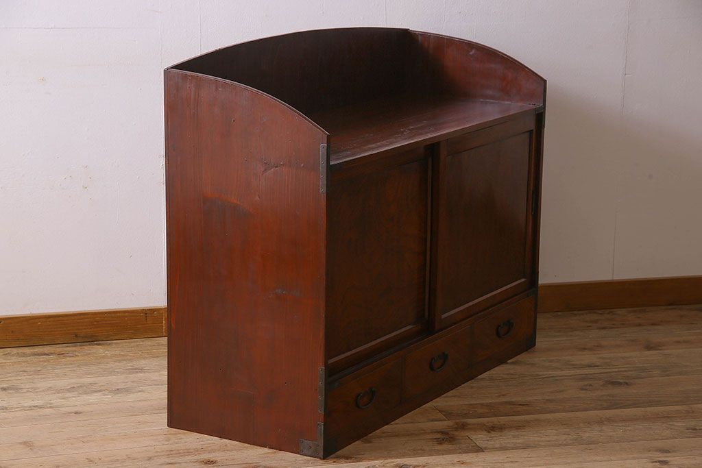 アンティーク家具　和製アンティーク　前面欅材　漆塗りが美しい戸棚(収納棚)