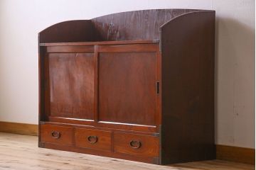 アンティーク家具　和製アンティーク　前面欅材　漆塗りが美しい戸棚(収納棚)