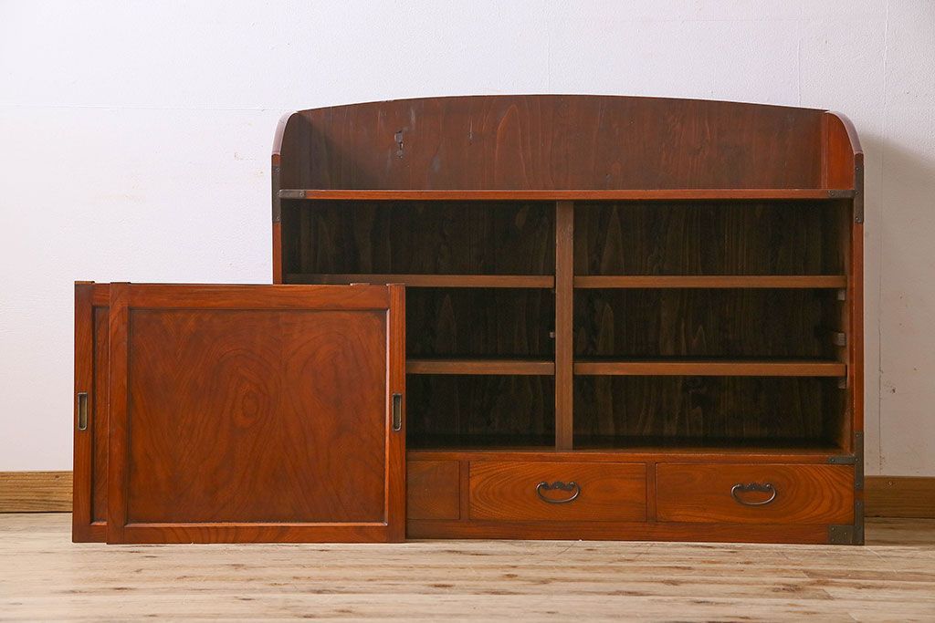 アンティーク家具　和製アンティーク　前面欅材　漆塗りが美しい戸棚(収納棚)