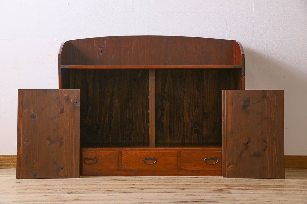 アンティーク家具　和製アンティーク　前面欅材　漆塗りが美しい戸棚(収納棚)