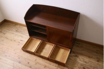 アンティーク家具　和製アンティーク　前面欅材　漆塗りが美しい戸棚(収納棚)