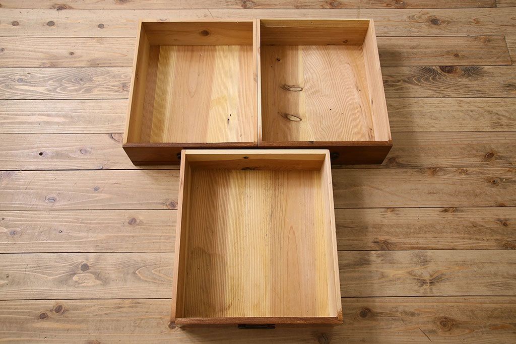 アンティーク家具　和製アンティーク　前面欅材　漆塗りが美しい戸棚(収納棚)