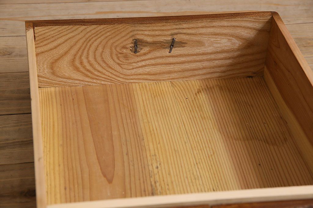 アンティーク家具　和製アンティーク　前面欅材　漆塗りが美しい戸棚(収納棚)