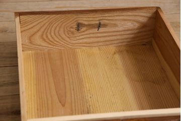 アンティーク家具　和製アンティーク　前面欅材　漆塗りが美しい戸棚(収納棚)