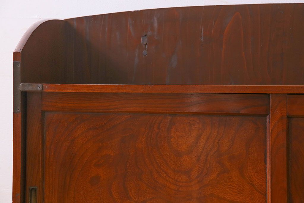 アンティーク家具　和製アンティーク　前面欅材　漆塗りが美しい戸棚(収納棚)