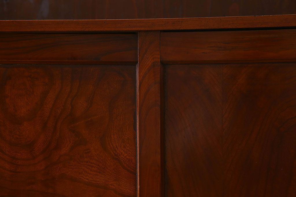 アンティーク家具　和製アンティーク　前面欅材　漆塗りが美しい戸棚(収納棚)